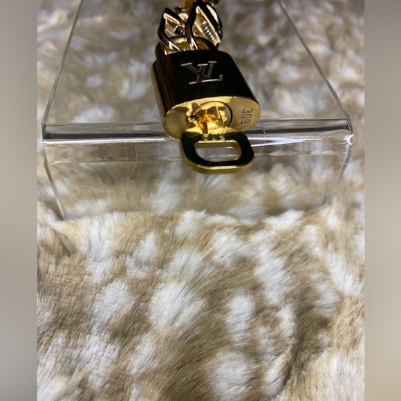 Louis Vuitton #309 Lock & Key on Unbranded Gold Chain Bracelet - Picture 4 of 7